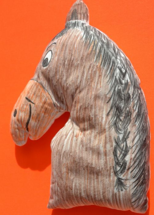 KŮŇ, dodáván bílý, určený k malování fixy na textil