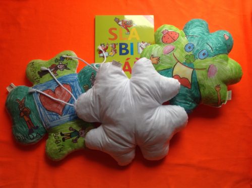 ČTYŘLÍSTEK, dodáván bílý, určený k malování fixy na textil, s tkaničkami na židličku - Image 2