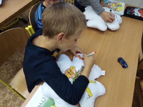 ČTYŘLÍSTEK, dodáván bílý, určený k malování fixy na textil, s tkaničkami na židličku - Image 17